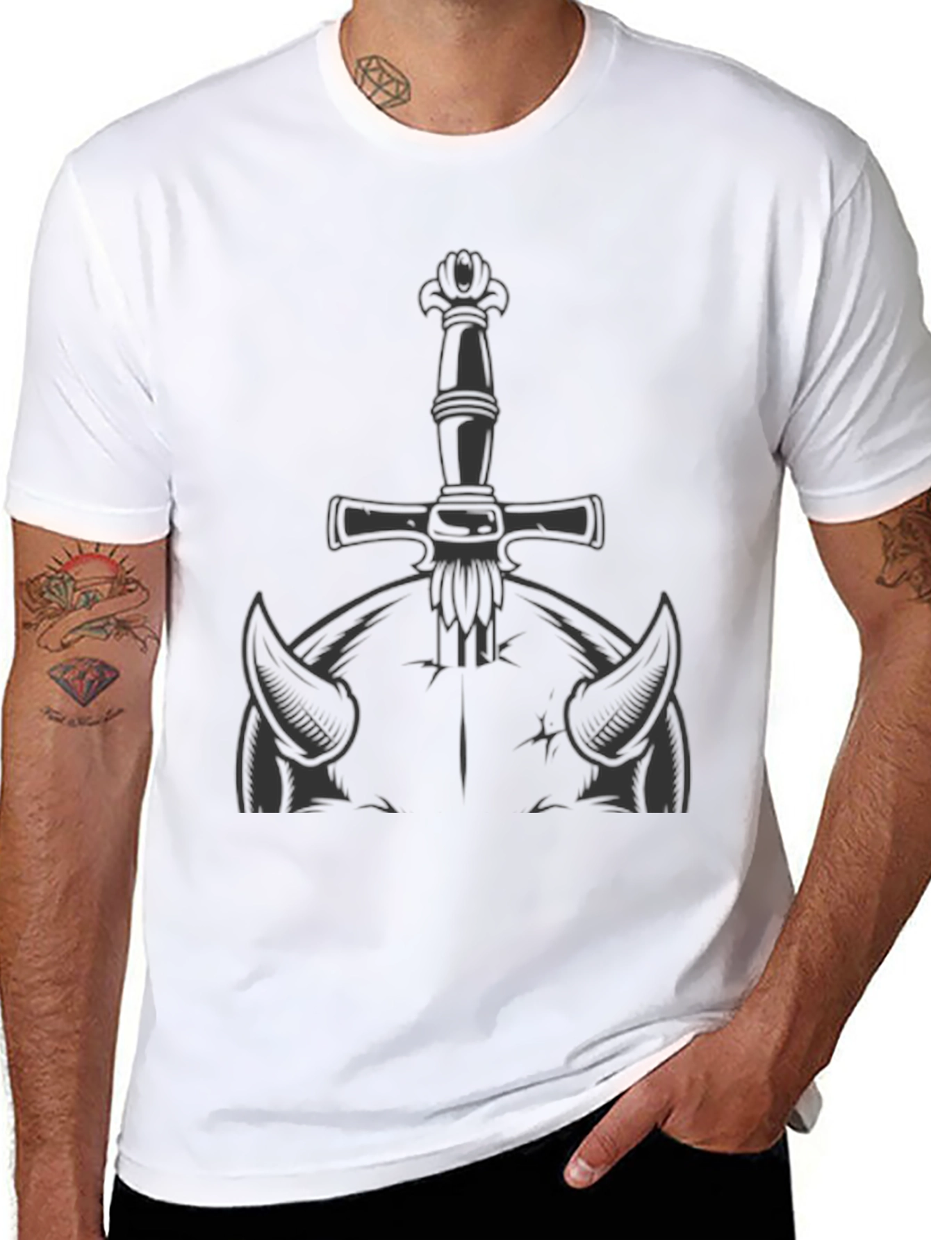 Camiseta Negra con Diseño de Espada y Cuernos