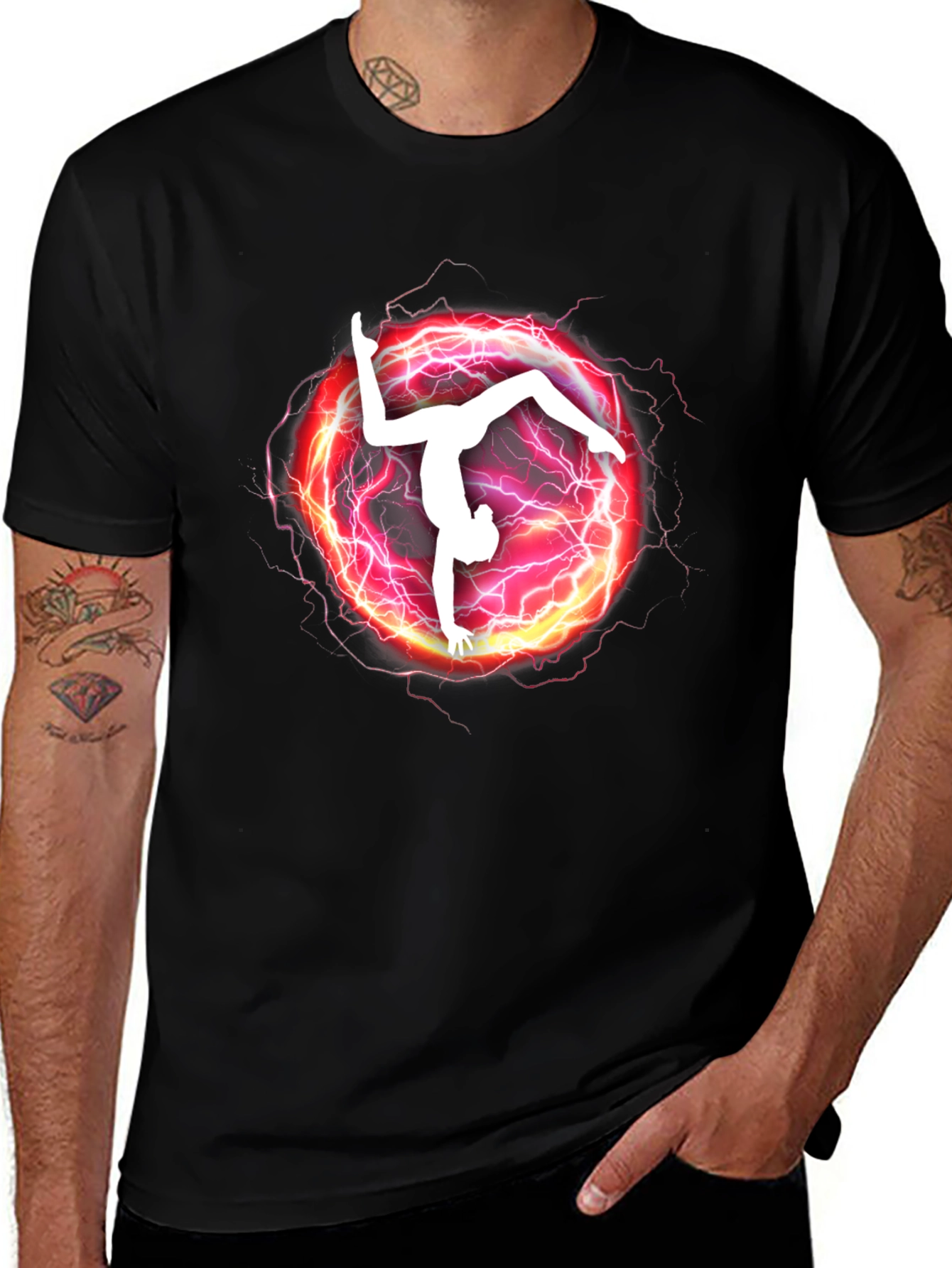 Camiseta Negra con Diseño de Gimnasta Eléctrica