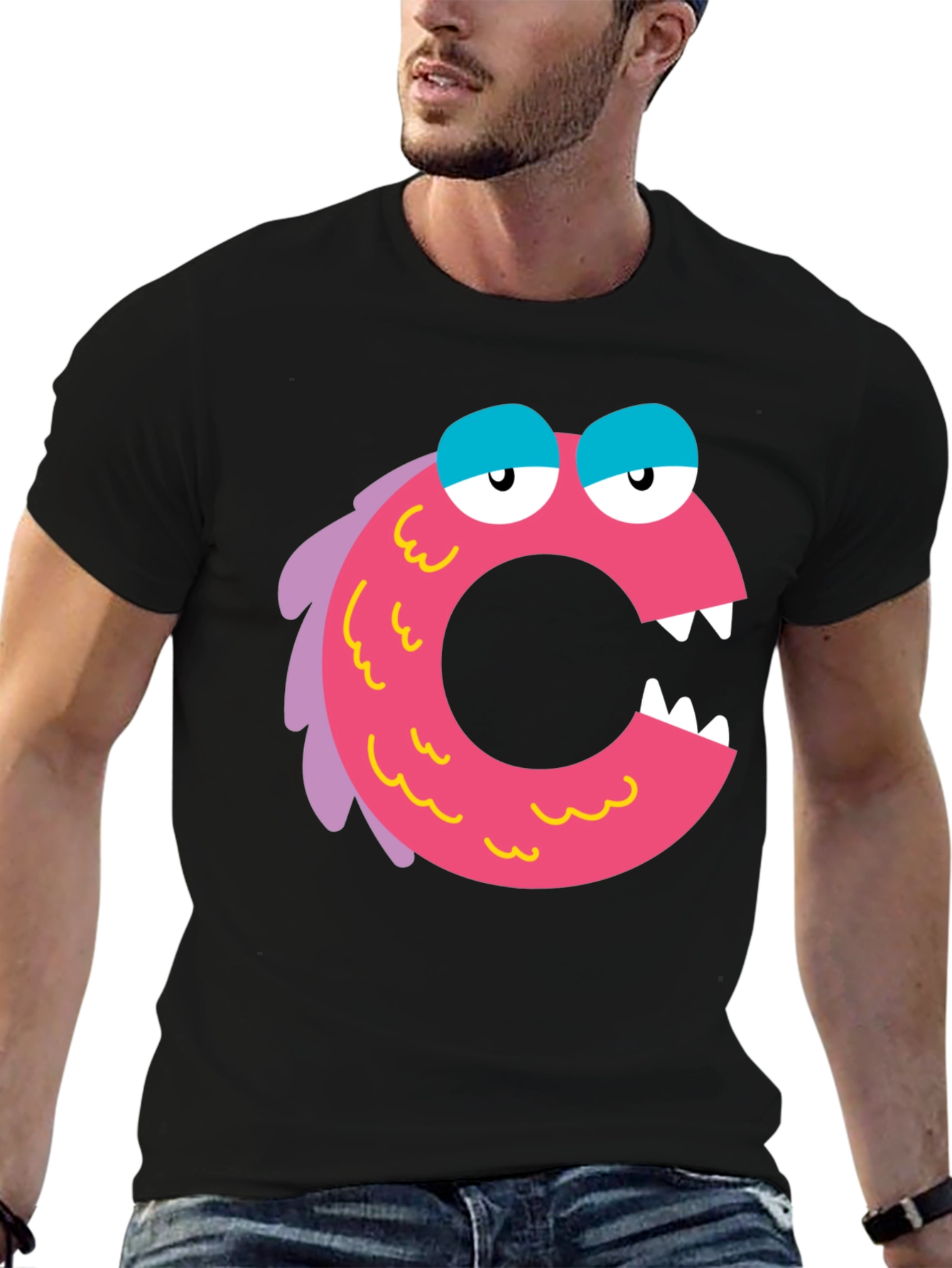 Camiseta Negra con Diseño de Monstruo Letra C Rosa