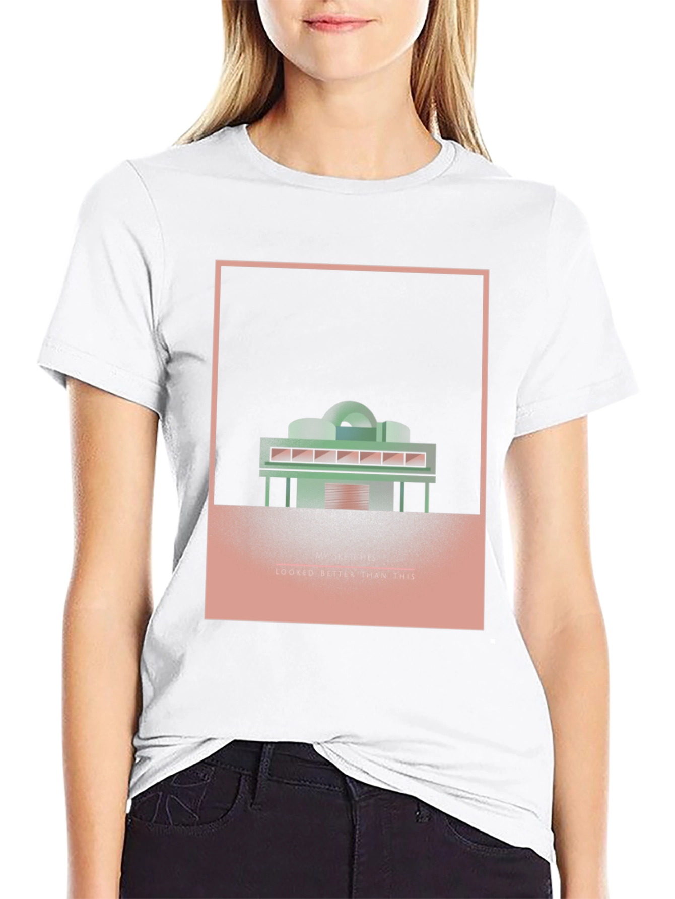Camiseta Negra con Diseño Arquitectónico Abstracto