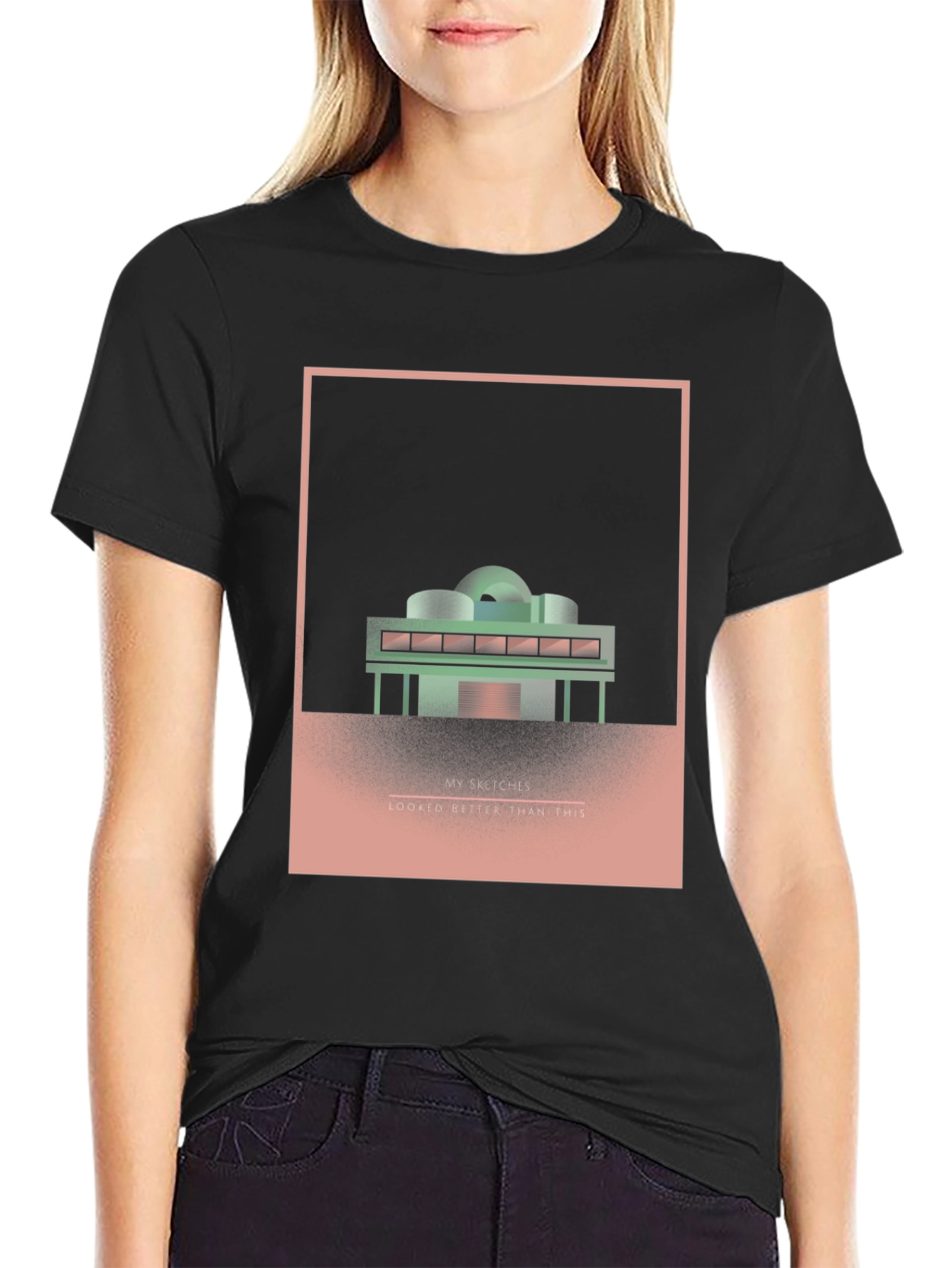 Camiseta Negra con Diseño Arquitectónico Abstracto