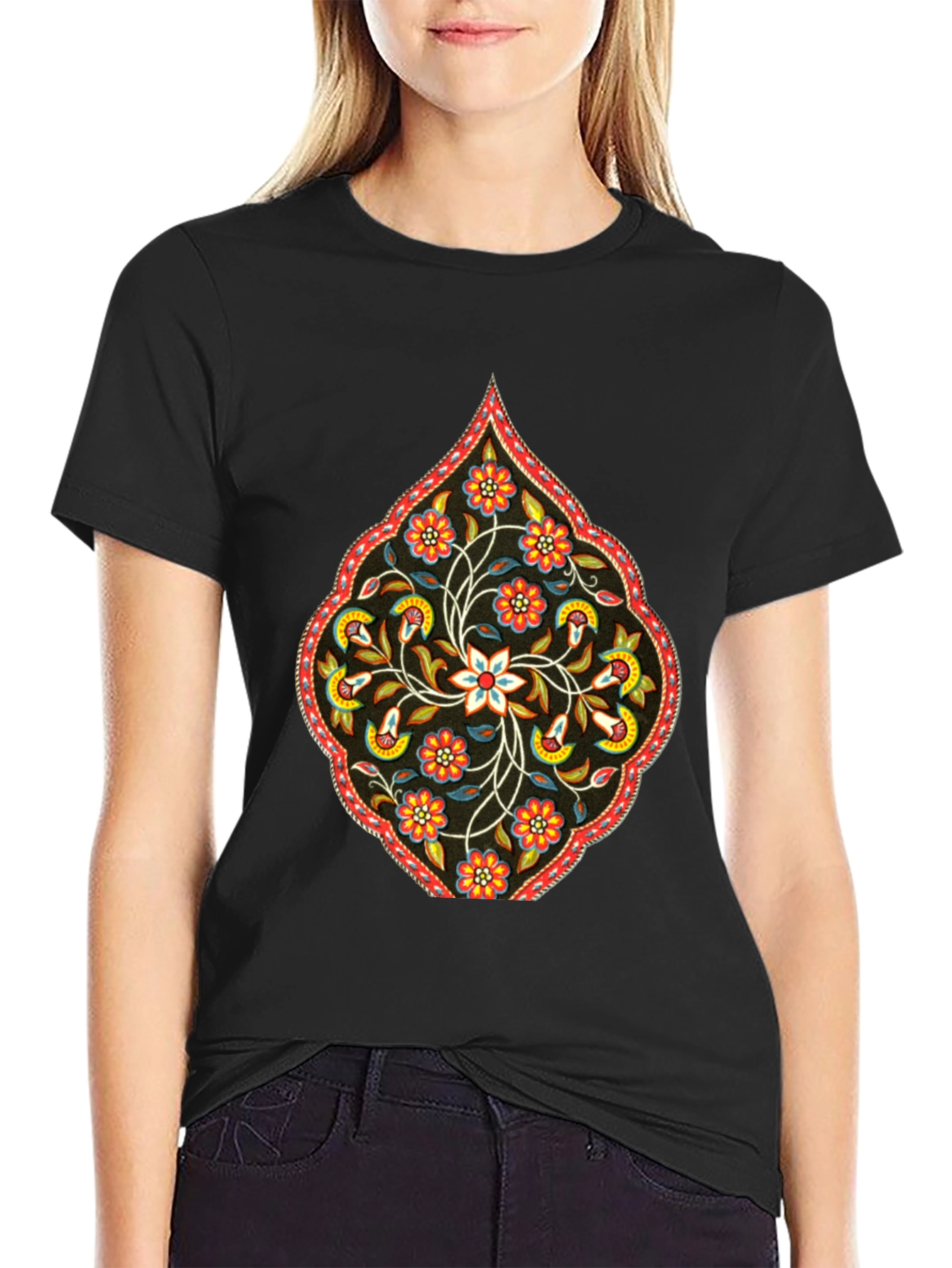 Camiseta Negra con Diseño Floral Persa