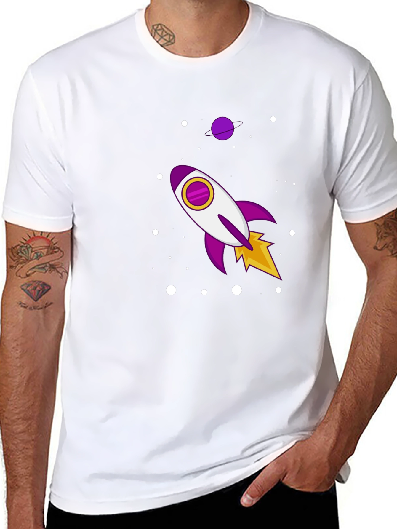 Camiseta Negra con Diseño de Cohete Espacial