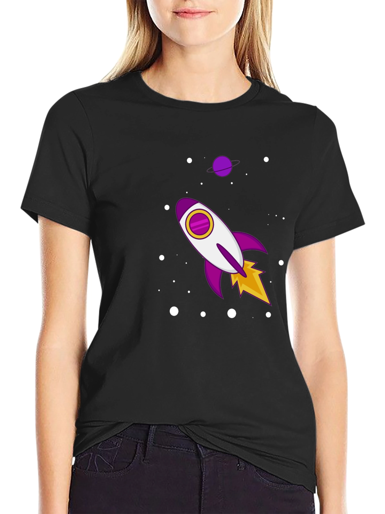 Camiseta Negra con Diseño de Cohete Espacial