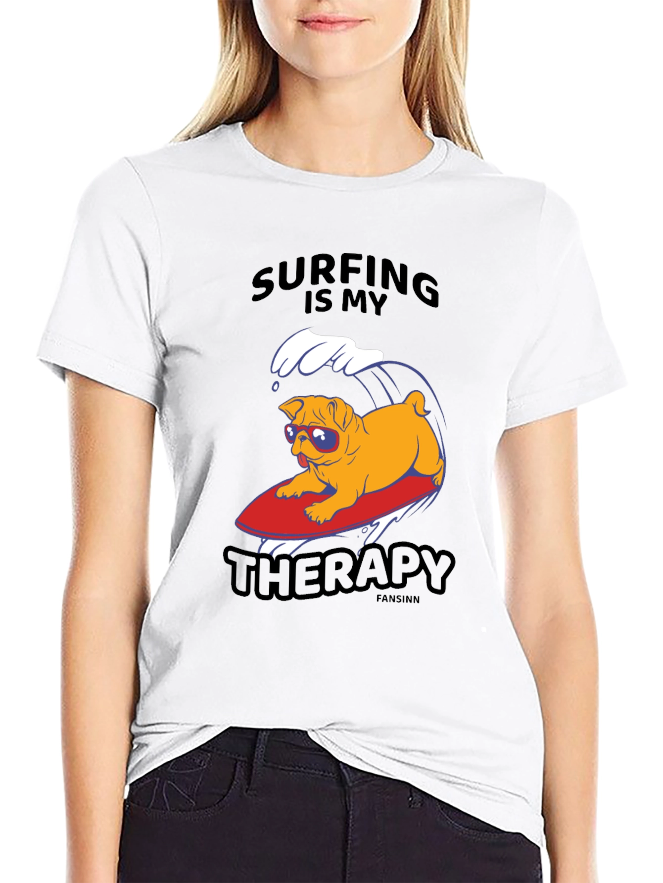 Camiseta Negra con Pug Surfeando: Terapia en Olas
