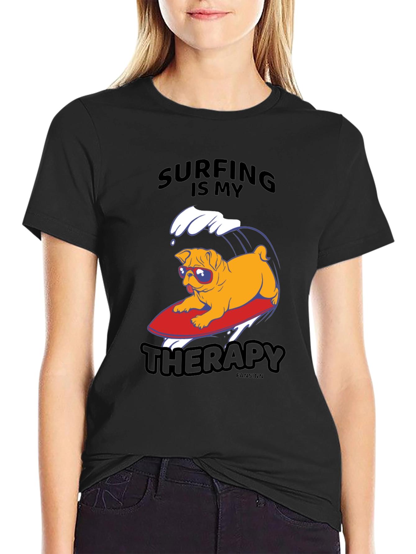 Camiseta Negra con Pug Surfeando: Terapia en Olas