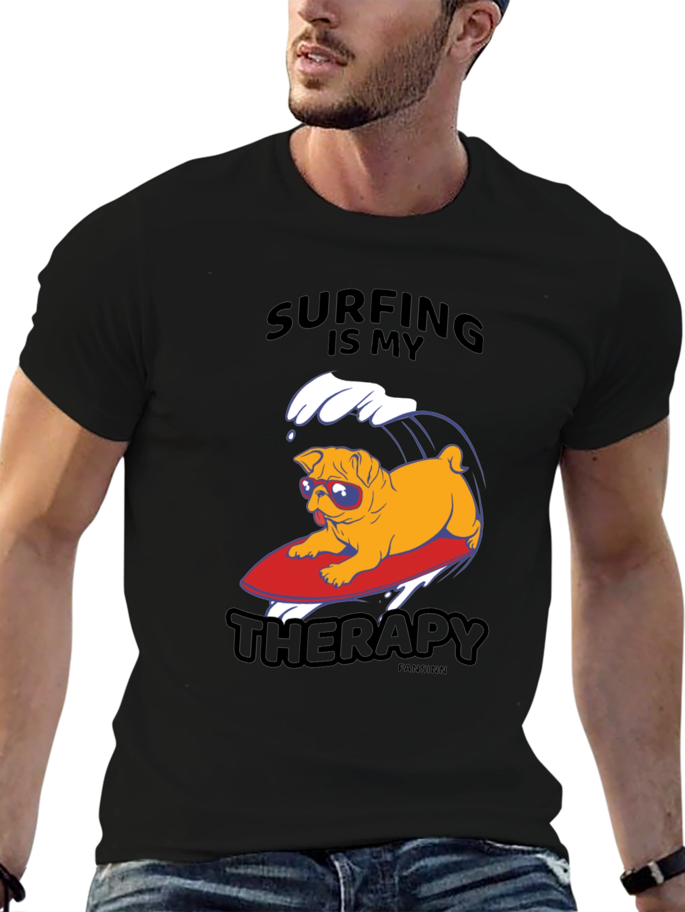 Camiseta Negra con Pug Surfeando: Terapia en Olas