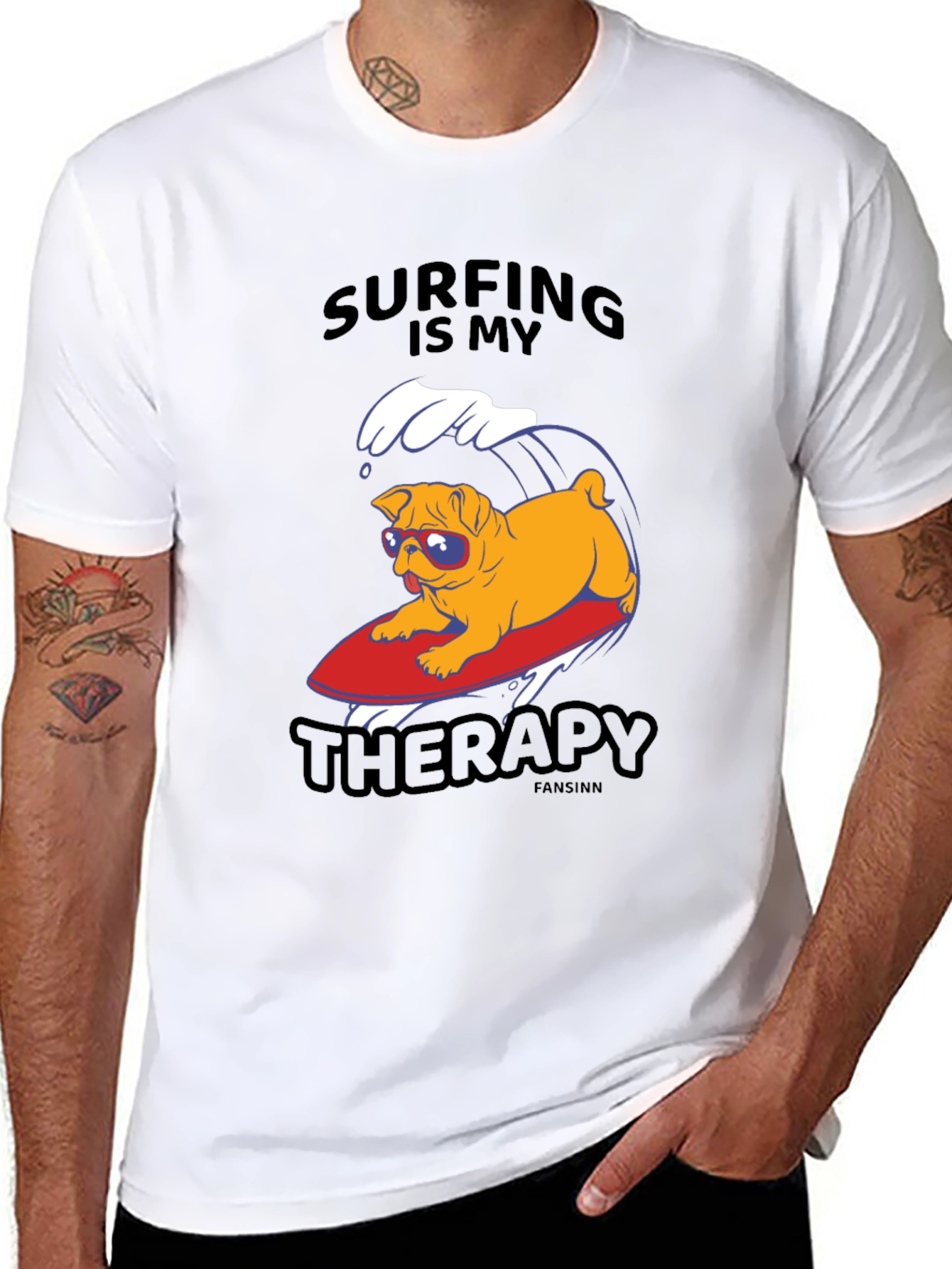 Camiseta Negra con Pug Surfeando: Terapia en Olas
