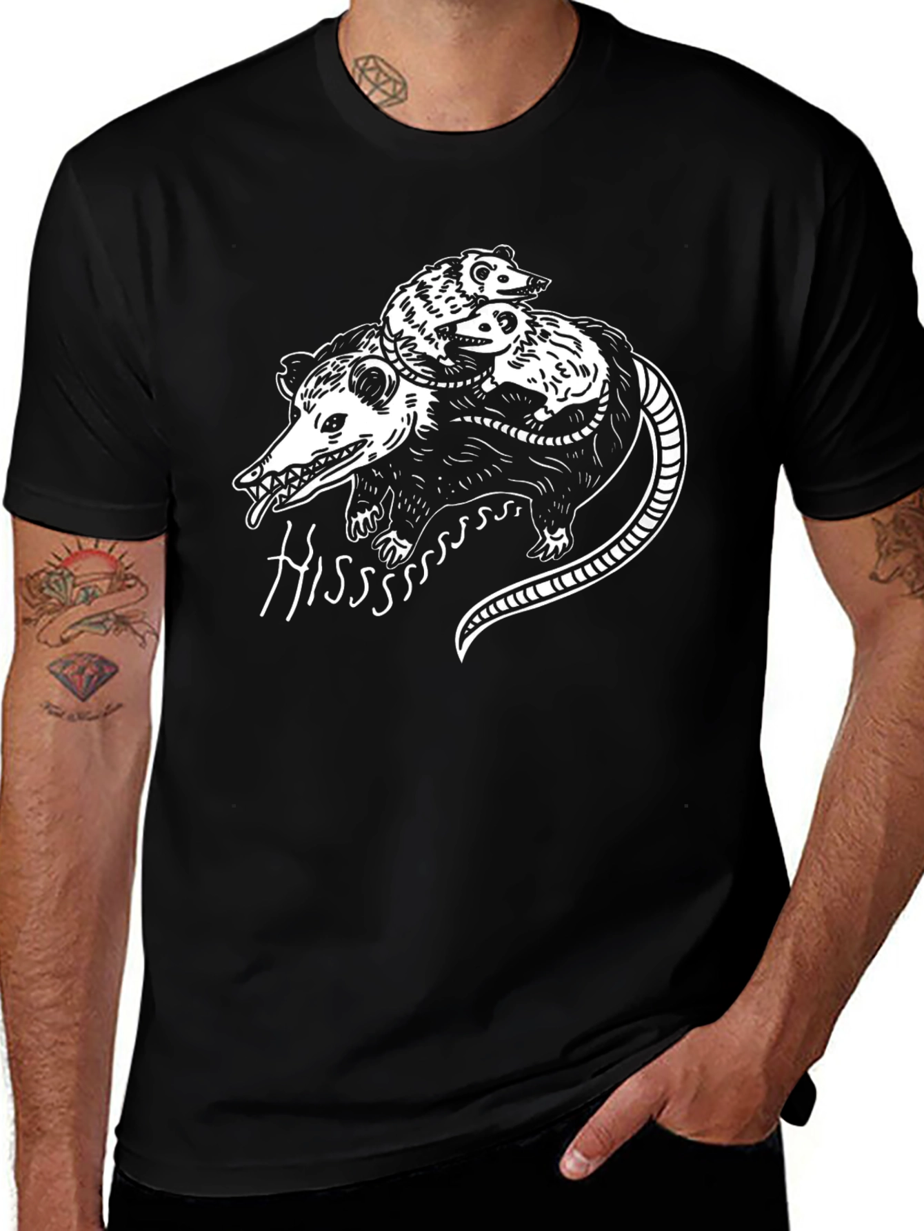 Camiseta Negra con Diseño de Zarigüeya Hiss