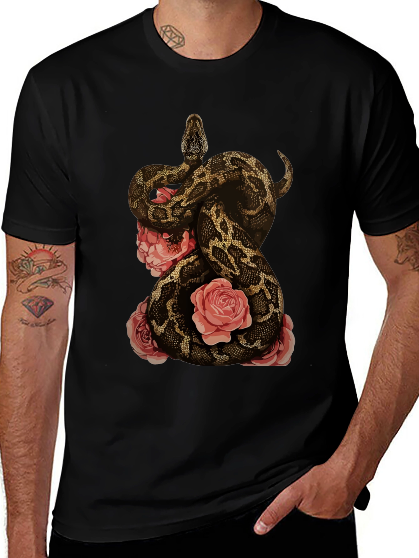 Camiseta Negra con Diseño de Serpiente y Rosas